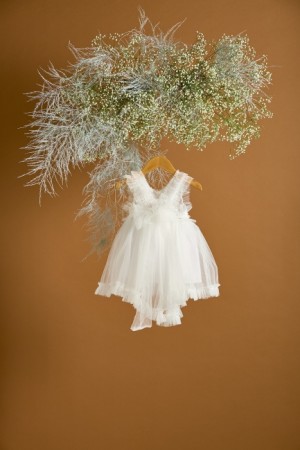 Βαπτιστικό πακέτο λευκό minimal με βαπτιστικό φόρεμα λαμπάδα και καπελιέρα