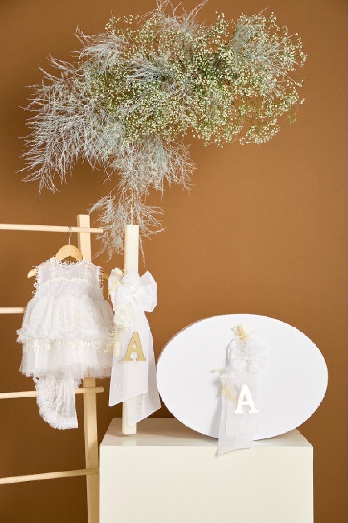 Βαπτιστικό πακέτο λευκό με ασύμμετρο πουά φόρεμα με ουρά με λαμπάδα και καπελιέρα