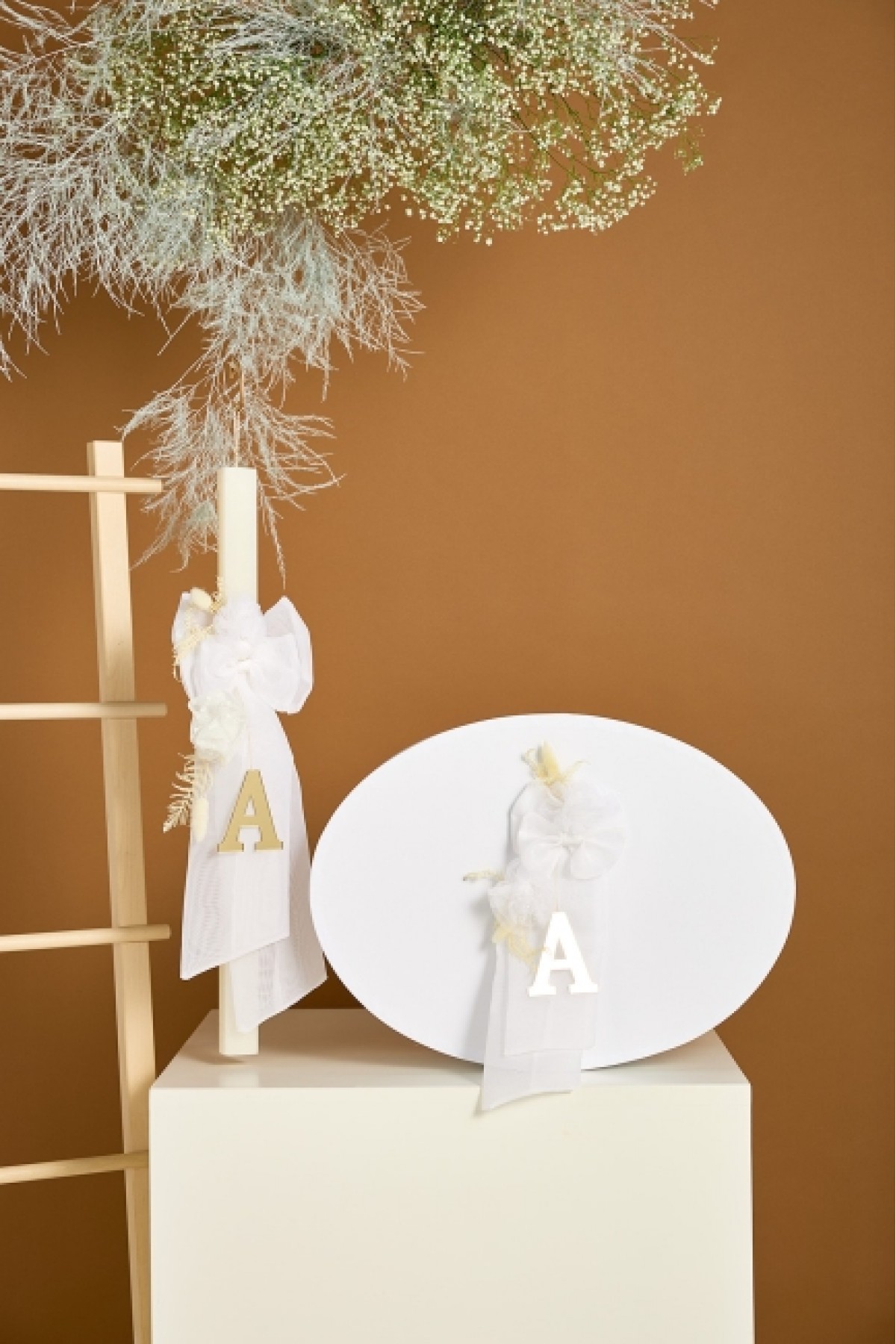 Βαπτιστικό πακέτο λευκό με ασύμμετρο πουά φόρεμα με ουρά με λαμπάδα και καπελιέρα