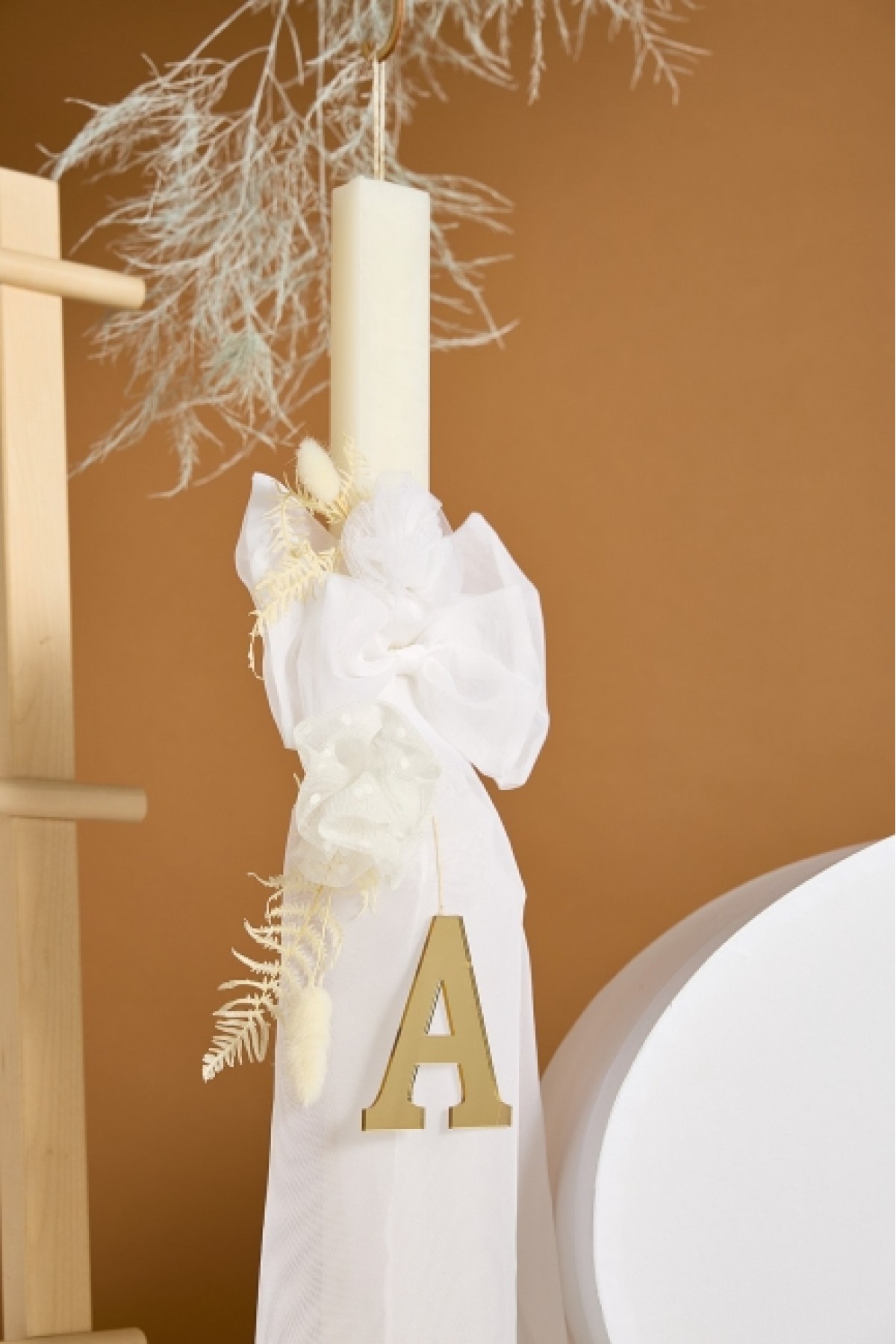 Βαπτιστικό πακέτο λευκό με ασύμμετρο πουά φόρεμα με ουρά με λαμπάδα και καπελιέρα