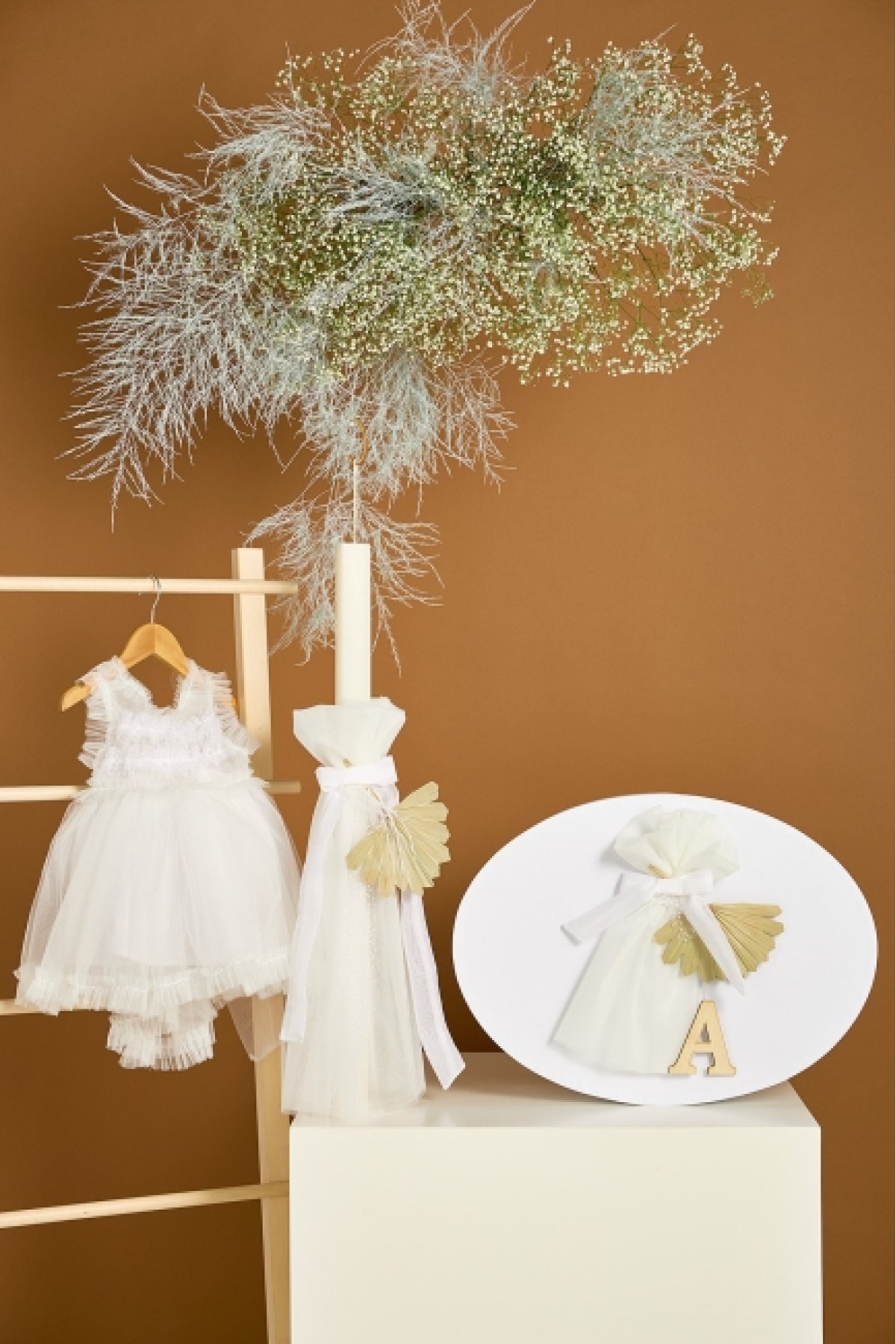 Βαπτιστικό πακέτο λευκό minimal με βαπτιστικό φόρεμα λαμπάδα και καπελιέρα