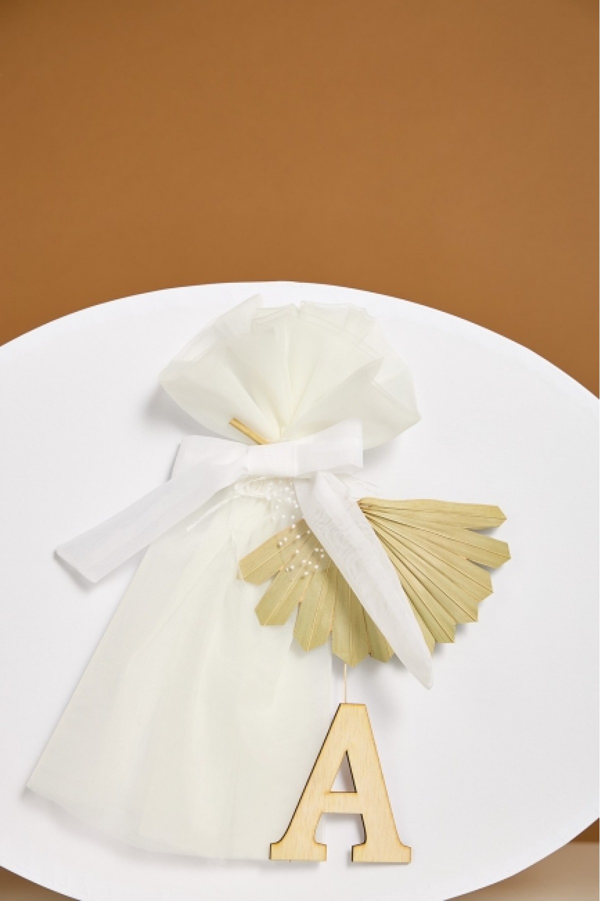 Βαπτιστικό πακέτο λευκό με ασύμμετρο πουά φόρεμα με ουρά με λαμπάδα και καπελιέρα