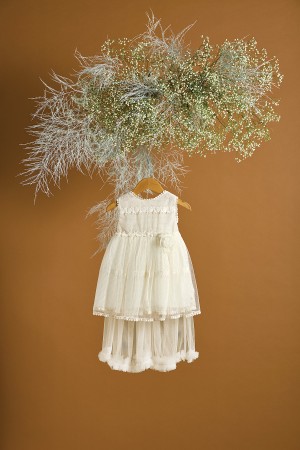 Βαπτιστικό φόρεμα εκρού με δίχτυ και τούλινη ουρά που αφαιρείται