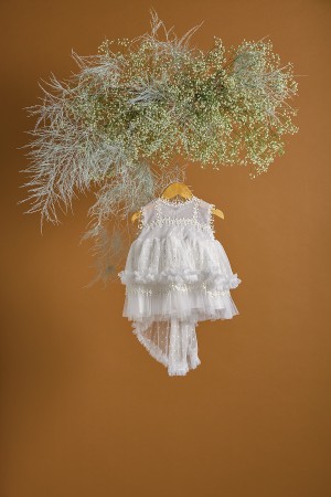 Βαπτιστικό φόρεμα λευκό με πουά γκυπούρ δαντέλα με τούλινη πουά ουρά