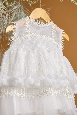 Βαπτιστικό φόρεμα λευκό με πουά γκυπούρ δαντέλα με τούλινη πουά ουρά