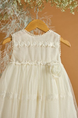 Βαπτιστικό φόρεμα εκρού με δίχτυ και τούλινη ουρά που αφαιρείται