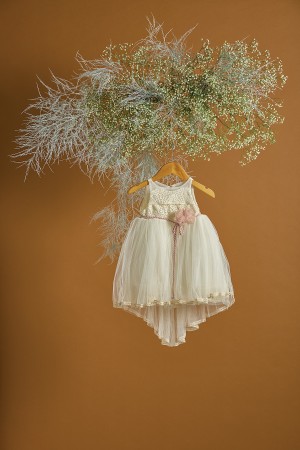 Βαπτιστικό φόρεμα εκρού με ουρά και σάπιο μήλο ζώνη