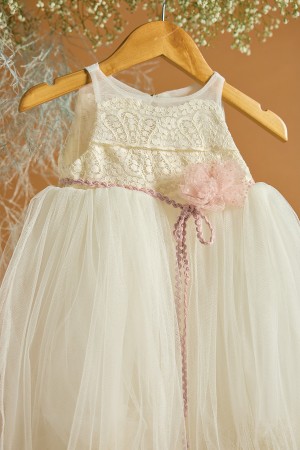 Βαπτιστικό φόρεμα εκρού με ουρά και σάπιο μήλο ζώνη