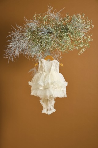 Βαπτιστικό φόρεμα εκρού με πουά ανάγλυφη δαντέλα με τούλινη ουρά Βαπτιστικό φόρεμα εκρού με πουά ανάγλυφη δαντέλα με τούλινη ουρά