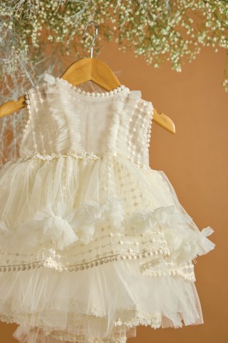 Βαπτιστικό φόρεμα εκρού με πουά ανάγλυφη δαντέλα με τούλινη ουρά Βαπτιστικό φόρεμα εκρού με πουά ανάγλυφη δαντέλα με τούλινη ουρά